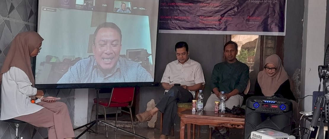 Diskusi yang digelar AJI Makassar dengan tajuk Perlukah Amendemen UU Pers? di Sekretariat AJI Makassar pada Minggu sore, 24 Maret 2024. Diskusi yang digelar AJI Makassar dengan tajuk Perlukah Amendemen UU Pers? di Sekretariat AJI Makassar pada Minggu sore, 24 Maret 2024.