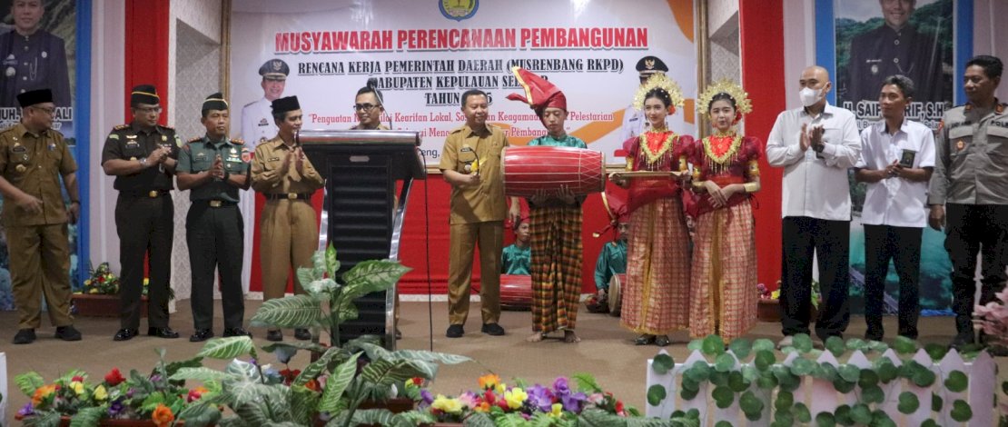 Pembukaan Musrenbang ditandai dengan penabuhan gendang oleh Bupati Kepulauan Selayar. (*)