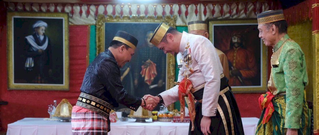Pemerintah Kabupaten Gowa menganugerahkan nama gelar adat Gowa "I Mannuntungi Daeng Mattola" kepada Kepala Kejaksaan Tinggi Sulawesi Selatan, Leonard Eben Ezer Simanjutak. Pemerintah Kabupaten Gowa menganugerahkan nama gelar adat Gowa "I Mannuntungi Daeng Mattola" kepada Kepala Kejaksaan Tinggi Sulawesi Selatan, Leonard Eben Ezer Simanjutak.