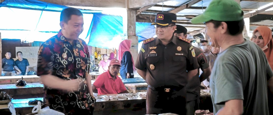 Bupati Kepulauan Selayar Muh Basli Ali bersama Unsur Forkopimda, didampingi Dinas Perdagangan Koperasi dan UKM, mengunjungi Pasar Rakyat Bonea Benteng, Kepulauan Selayar, Selasa, 26 Maret 2024. Bupati Kepulauan Selayar Muh Basli Ali bersama Unsur Forkopimda, didampingi Dinas Perdagangan Koperasi dan UKM, mengunjungi Pasar Rakyat Bonea Benteng, Kepulauan Selayar, Selasa, 26 Maret 2024.