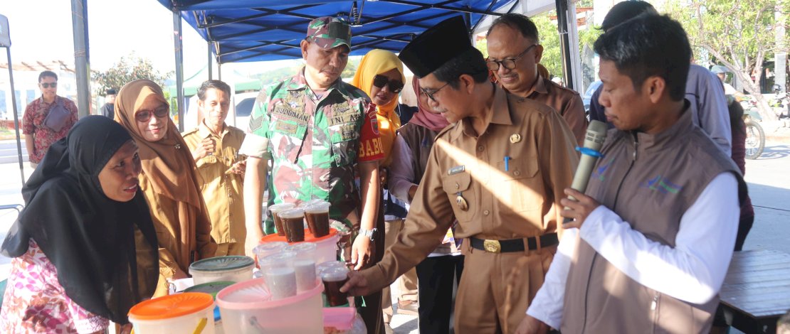 Pemerintah Kabupaten Kepulauan Selayar melalui Dinas Kesehatan bersama BPOM Makasar melakukan inspeksi terhadap kebersihan dan keamanan makanan Takjil yang dijual di Bazar Ramadan di Sekitar Kawasan Taman Pusaka Benteng, Selasa, 26 Maret 2024.