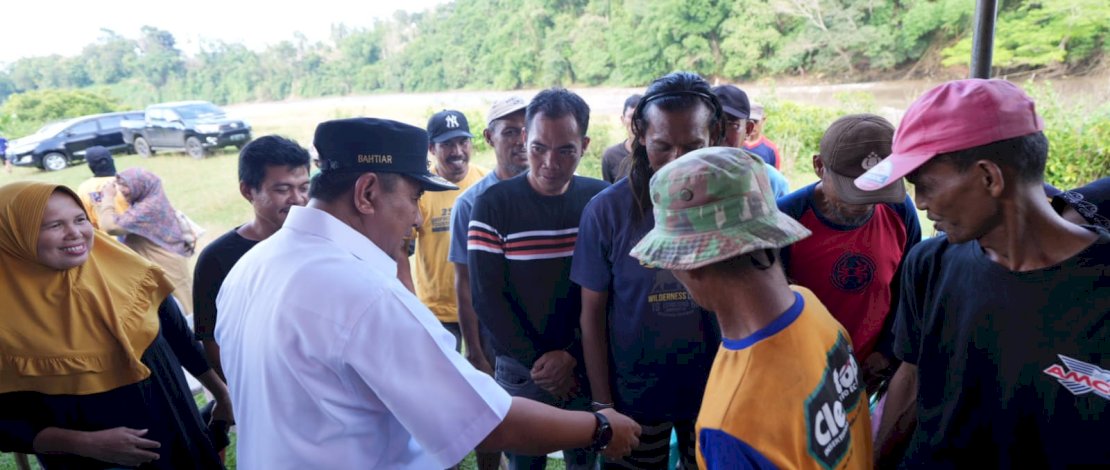 Di tepi sungai yang airnya mengalir cukup deras, tepatnya di Desa Mattampa Walie, Kecamatan Lamuru, Kabupaten Bone, Pj Gubernur Sulsel Bahtiar Baharuddin tampak asyik ngobrol bersama warga dan pemerintah desa. Di tepi sungai yang airnya mengalir cukup deras, tepatnya di Desa Mattampa Walie, Kecamatan Lamuru, Kabupaten Bone, Pj Gubernur Sulsel Bahtiar Baharuddin tampak asyik ngobrol bersama warga dan pemerintah desa.