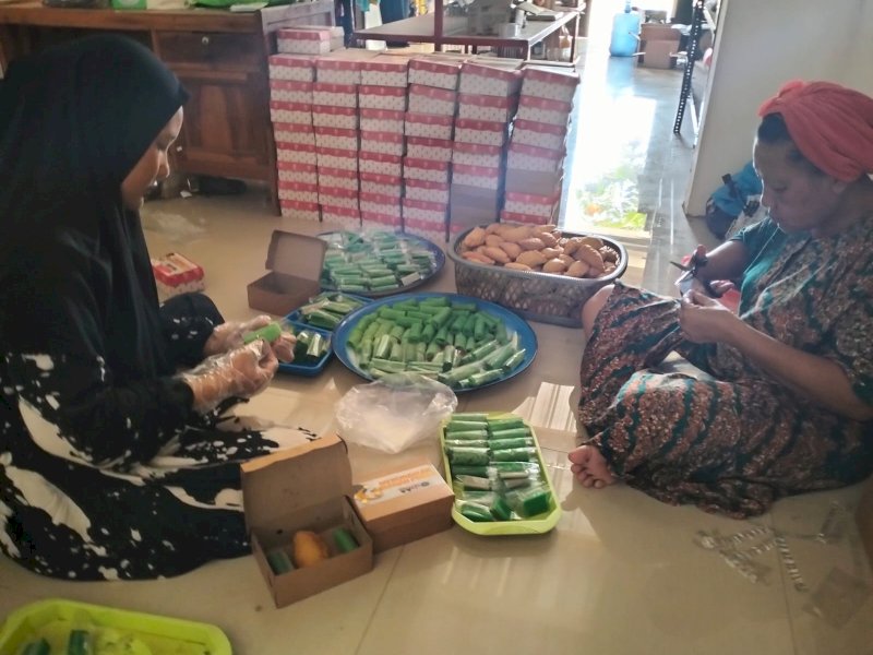 Huadi Group Berdayakan Warga di Tiga Desa Siapkan Takjil Buka Puasa Bersama