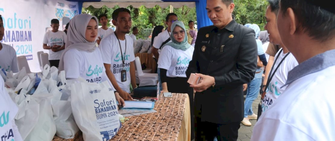 Sekda Takalar Muhammad Hasbi, menghadiri sekaligus mengapresiasi pelaksanaan Safari Ramadan BUMN yang digelar oleh BRI Cabang Takalar, di Pelataran Kantor BRI Cabang Takalar, Rabu, 27 Maret 2024.