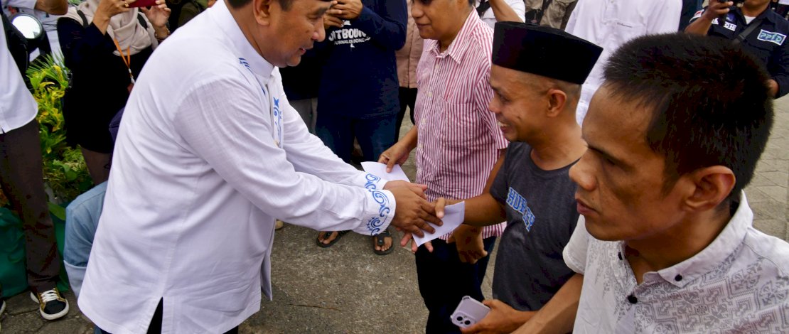 Pj Gubernur Sulsel, Bahtiar Baharuddin, menyerahkan bantuan sosial kepada masyarakat pada acara Ramadan Berbagi Bahagia, di Kabupaten Bone, Rabu, 27 Maret 2024. Pj Gubernur Sulsel, Bahtiar Baharuddin, menyerahkan bantuan sosial kepada masyarakat pada acara Ramadan Berbagi Bahagia, di Kabupaten Bone, Rabu, 27 Maret 2024.