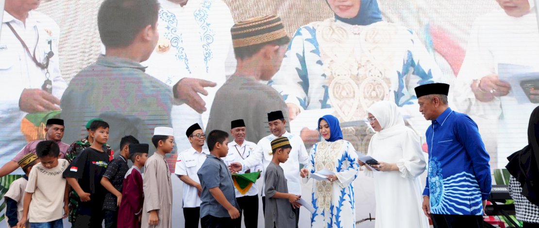 Sofha Marwah menyerahkan sejumlah bantuan. Diantaranya, bantuan pangan beras untuk warga kurang mampu, serta santunan untuk anak yatim.