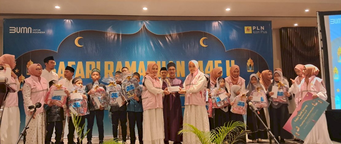 Srikandi PLN Icon Plus SBU Sulawesi dan IBT membawa keceriaan dengan menyalurkan bantuan paket sembako kepada para santri.