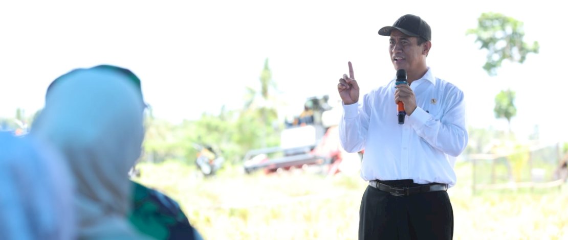 Mentan Amran Sulaiman usai meninjau pertanaman padi di Desa Papalang, Kabupaten Mamuju, Sulawesi Barat.
