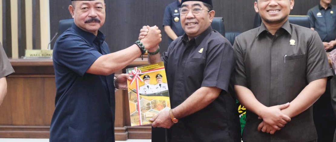 Wakil Bupati Gowa,  Abd Rauf Malaganni menyerahkan Laporan Keterangan Pertanggungjawaban (LKPj) Tahun Anggaran 2023 kepada Dewan Perwakilan Rakyat Daerah (DPRD) Kabupaten Gowa, Kamis, 28 Maret 2024.