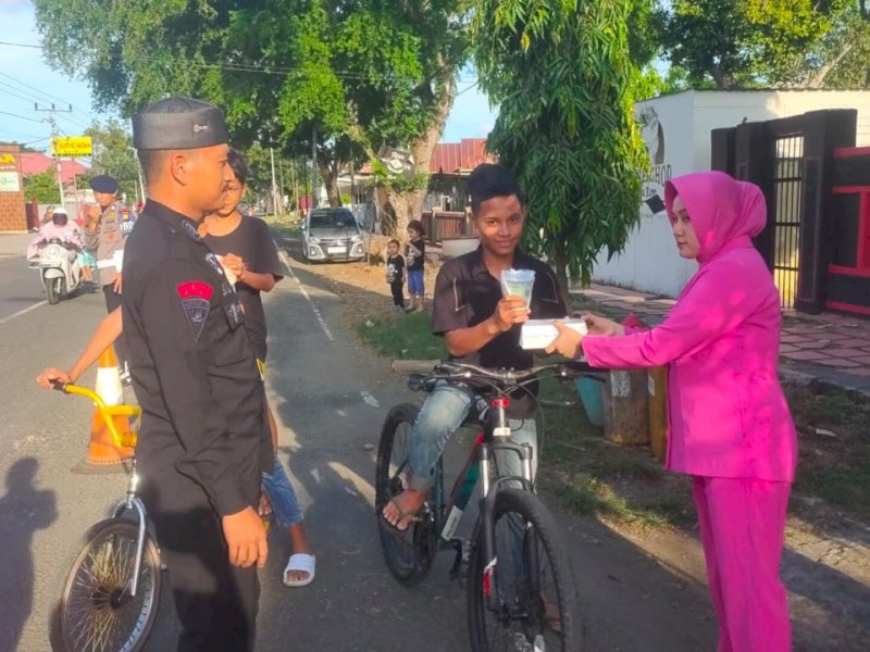 Brimob Bone Bersama Baznas Bagikan Ratusan Takjil dan Nasi Kotak ke Pengguna Jalan di Depan Mako