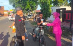 Brimob Bone Bersama Baznas Bagikan Ratusan Takjil dan Nasi Kotak ke Pengguna Jalan di Depan Mako