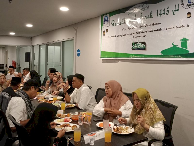 IKA Smandel Angkatan 98 Makassar Gelar Buka Puasa Bersama dan Berbagi Takjil