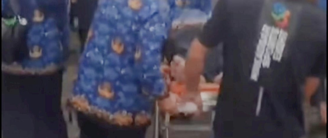 Pegawai Pemerintah dengan Perjanjian Kerja (PPPK) Pemerintah Kota Makassar dengan cepat bergerak mengevakuasi salah seorang pegawai yang tiba-tiba saja roboh di area parkir saat hendak mengikuti acara pelantikan di Karebosi. 