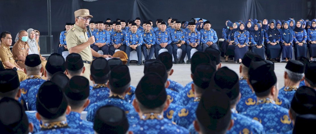 Wali Kota Makassar Moh Ramdhan Pomanto melantik dan mengambil sumpah jabatan 624 Pegawai Pemerintah dengan Perjanjian Kerja (PPPK) di Tribun Lapangan Karebosi, Senin, 1 April 2024.