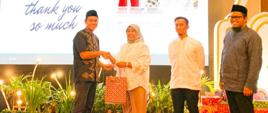 Plt Kepala Dinas (Kadis) Komunikasi dan Informatika (Kominfo) Kota Makassar, Ismawaty Nur, menghadiri acara buka bersama yang diselenggarakan oleh Asosiasi Penyelenggara Jasa Internet Indonesia (APJII) Pengurus Wilayah Sulawesi Maluku dan Papua (Sulampua). Plt Kepala Dinas (Kadis) Komunikasi dan Informatika (Kominfo) Kota Makassar, Ismawaty Nur, menghadiri acara buka bersama yang diselenggarakan oleh Asosiasi Penyelenggara Jasa Internet Indonesia (APJII) Pengurus Wilayah Sulawesi Maluku dan Papua (Sulampua).