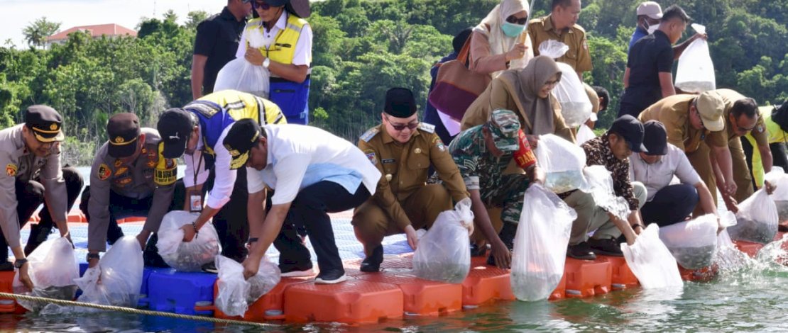 Pj Gubernur Sulsel Bahtiar Baharuddin menebar 250 ribu benih ikan air tawar di Kabupaten Wajo, Selasa, 2 April 2024. Pj Gubernur Sulsel Bahtiar Baharuddin menebar 250 ribu benih ikan air tawar di Kabupaten Wajo, Selasa, 2 April 2024.