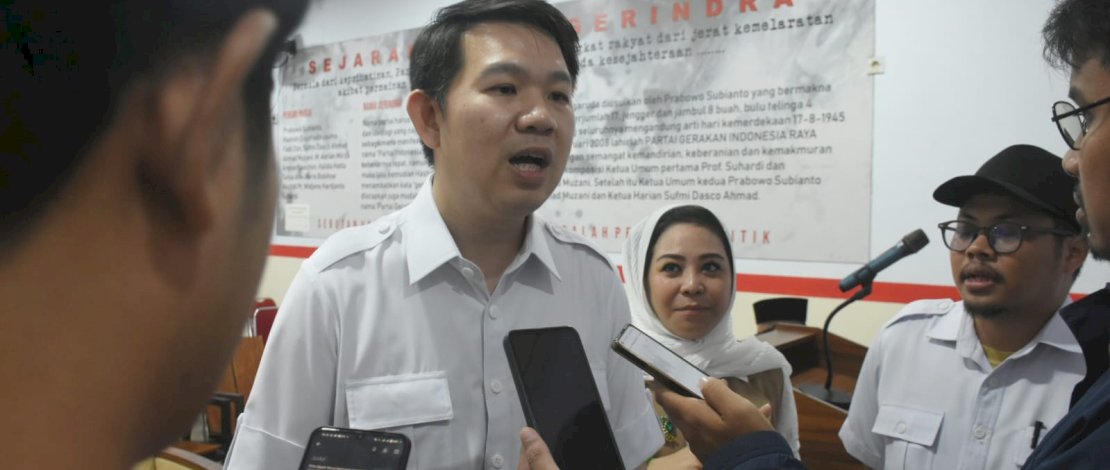 Ketua DPC Partai Gerindra Kota Makassar, Eric Horas, di sela buka puasa bersama yang dilaksanakan di Sekretariat DPC Gerindra, Jalan Raya Pendidikan, Makassar, Rabu, 3 April 2024. Ketua DPC Partai Gerindra Kota Makassar, Eric Horas, di sela buka puasa bersama yang dilaksanakan di Sekretariat DPC Gerindra, Jalan Raya Pendidikan, Makassar, Rabu, 3 April 2024.