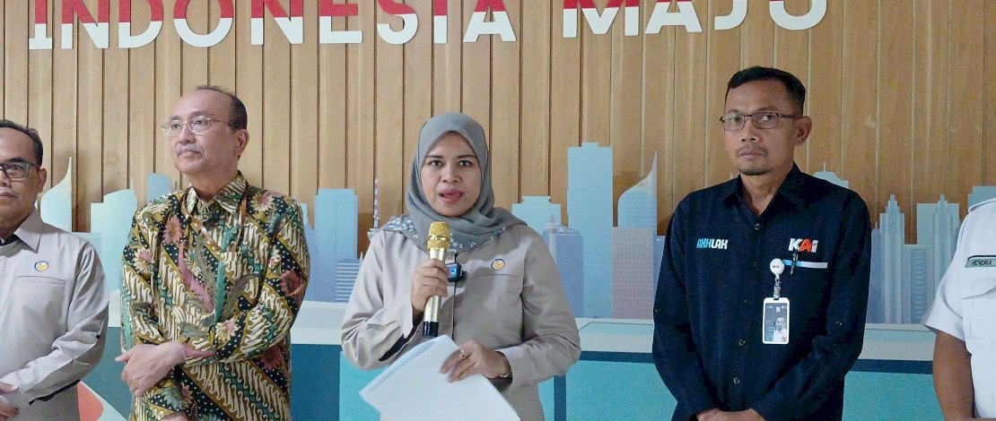 Ketua Komisi Perlindungan Anak Indonesia (KPAI) Ai Maryati (tengah) saat memberikan keterangan pers di Stasiun Gambir, Jakarta Pusat, Rabu (3/4/2024). Ketua Komisi Perlindungan Anak Indonesia (KPAI) Ai Maryati (tengah) saat memberikan keterangan pers di Stasiun Gambir, Jakarta Pusat, Rabu (3/4/2024).