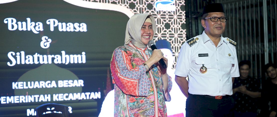 Ketua TP PKK Kota Makassar Indira Yusuf Ismail hadir bersama Wali Kota Makassar Moh Ramdhan Pomanto berbuka puasa bersama jajaran Pemerintah Kecamatan Makassar, di Kantor Camat Makassar, Rabu, 3 April 2024.
