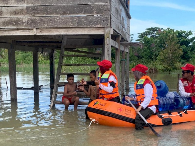 Relawan PMI Lutra Salurkan Bantuan untuk Korban Banjir di Bansel Meski Sedang Berpuasa