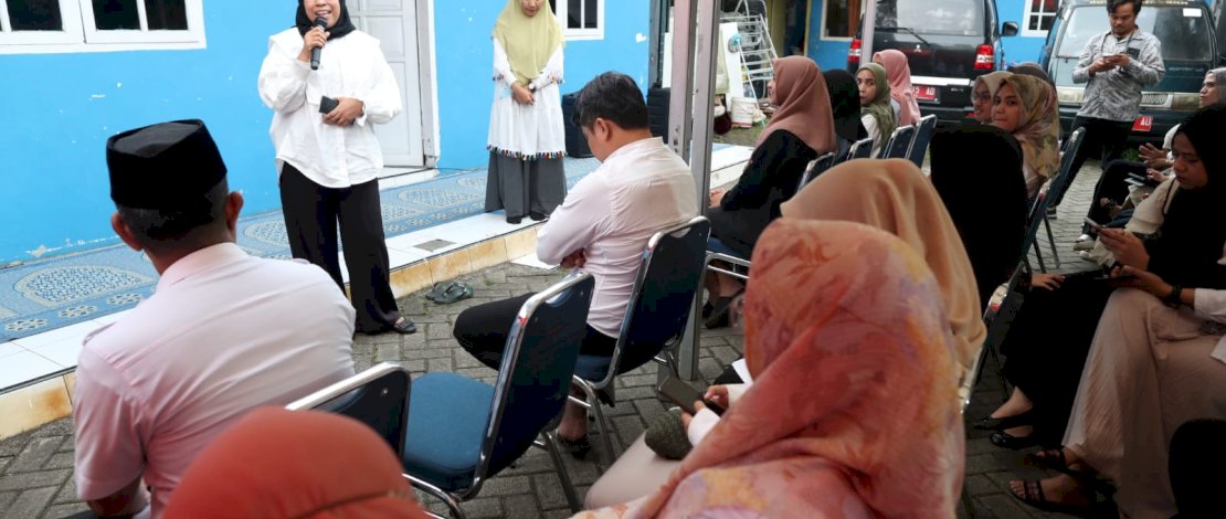 Diskominfo Kota Makassar mengadakan acara buka bersama bersama pegawai ASN dan Laskar Pelangi, di halaman Kantor Diskominfo Makassar pada Rabu, 3 April 2024.