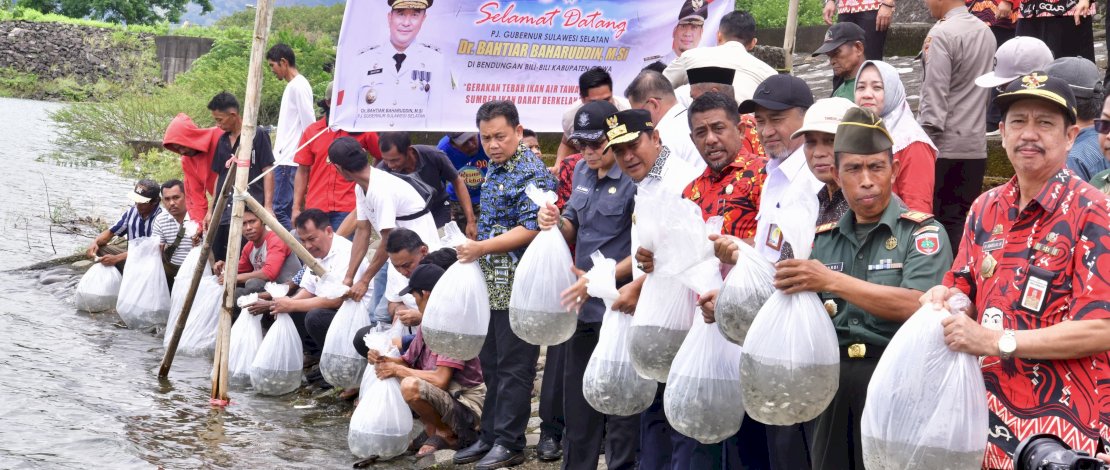 Penjabat Gubernur Sulsel, Bahtiar Baharuddin, menebar 100 ribu benih ikan di Bendungan Bili-bili, Kabupaten Gowa, Kamis, 4 April 2024.