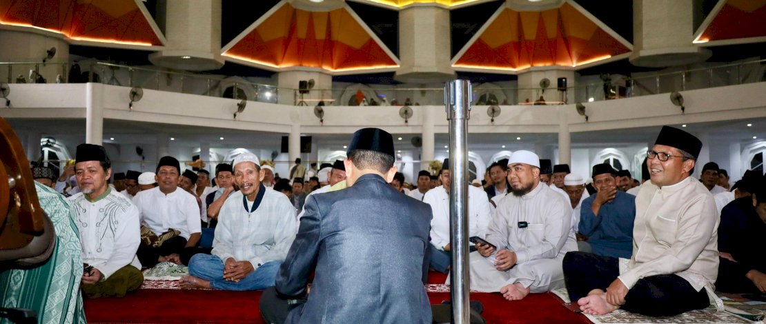 Wali Kota Makassar Moh Ramdhan Pomanto dan ribuan RT-RW se-Makassar khusyuk melaksanakan Itikaf Ramadan di Masjid Kubah 99 Asmaul Husna, Kamis, 4 April malam sampai Jumat, 5 April dini hari.
