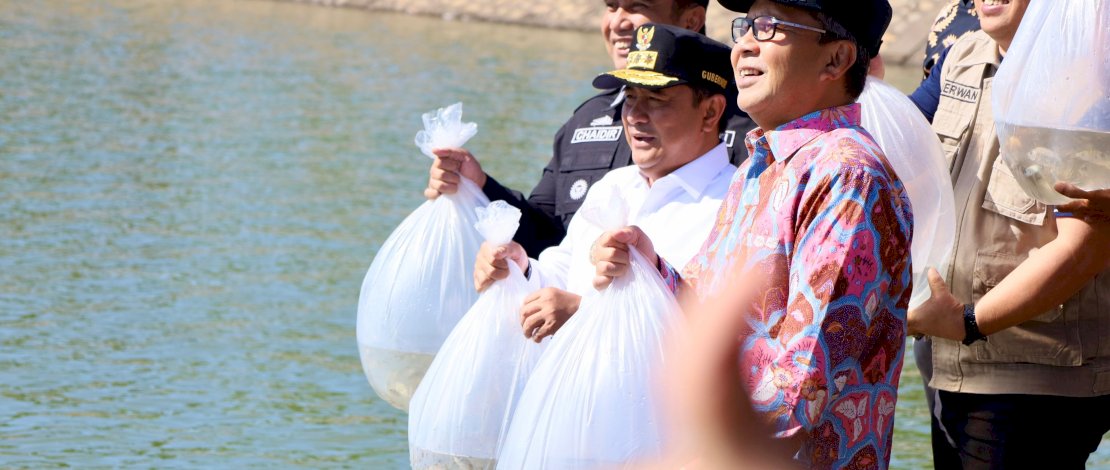 Wali Kota Danny Lepas Puluhan Ribu Benih Ikan Air Tawar di Waduk Nipa-Nipa Wali Kota Danny Lepas Puluhan Ribu Benih Ikan Air Tawar di Waduk Nipa-Nipa