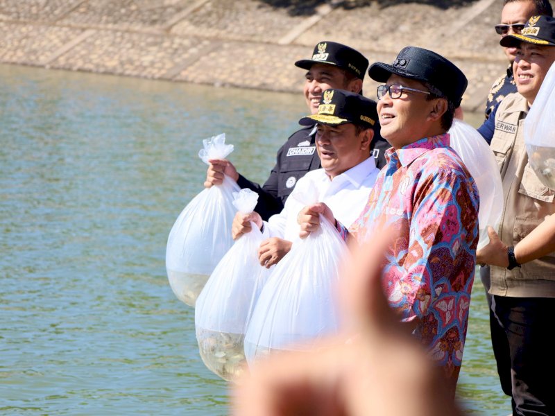 Wali Kota Danny  Lepas Puluhan Ribu Benih Ikan Air Tawar di Waduk Nipa-Nipa