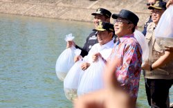 Wali Kota Danny  Lepas Puluhan Ribu Benih Ikan Air Tawar di Waduk Nipa-Nipa