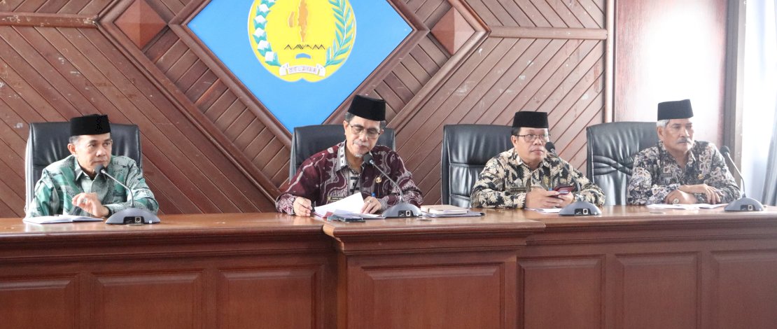 Wakil Bupati Kepulauan Selayar, Saiful Arif, saat memimpin Rapat Teknis Pemberangkatan Jemaah Calon Haji 2024, di Ruang Rapat Pimpinan Kantor Bupati Kepulauan Selayar, kemarin, Kamis, 4 April 2024.
