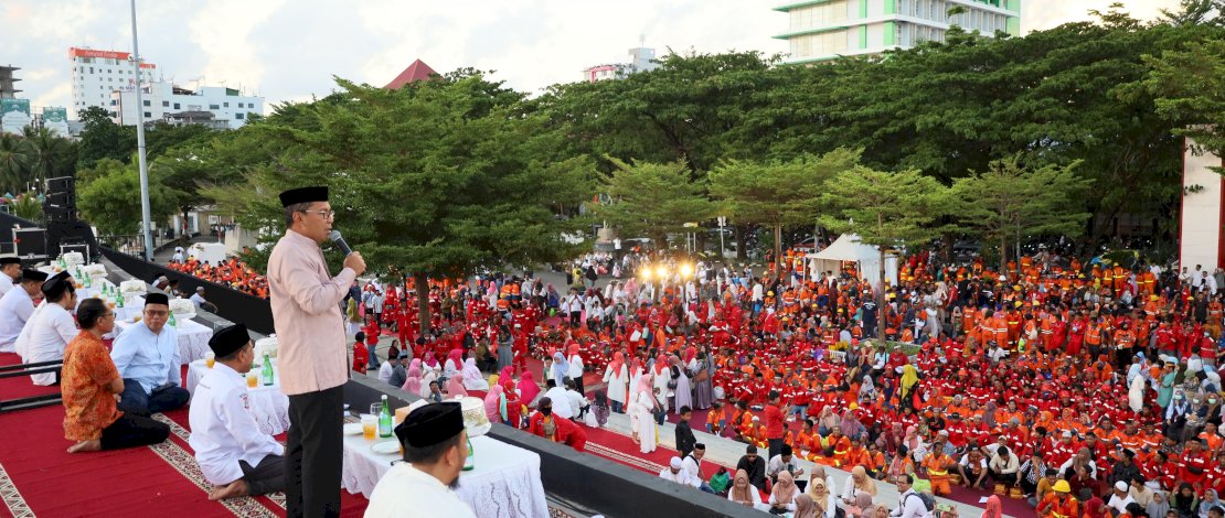 Di moment Ramadan yang penuh berkah ini, Wali Kota Makassar Moh Ramdhan Pomanto mengajak Satgas Kebersihan yang tersebar di kecamatan buka puasa bersama. Di moment Ramadan yang penuh berkah ini, Wali Kota Makassar Moh Ramdhan Pomanto mengajak Satgas Kebersihan yang tersebar di kecamatan buka puasa bersama.
