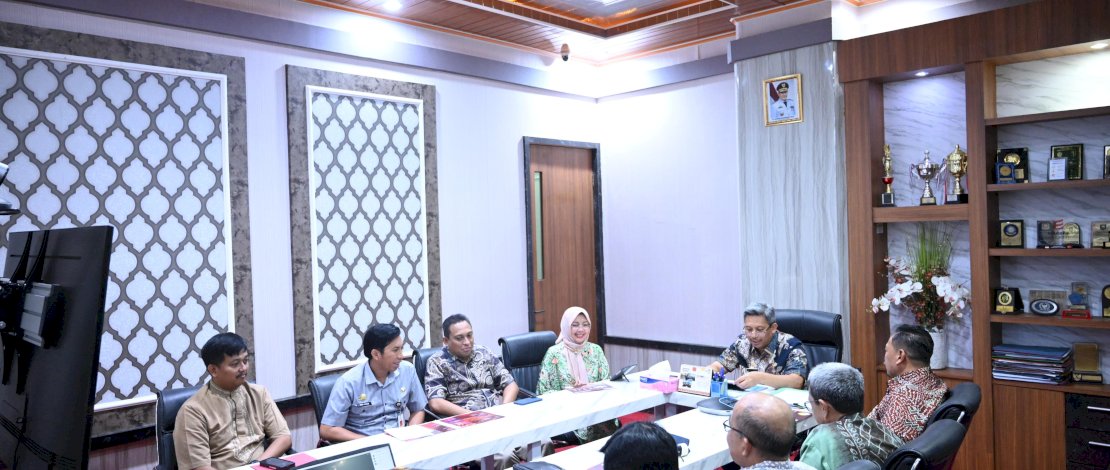 Penjabat Sekertaris Daerah Provinsi Sulawesi Selatan Andi Muhammad Arsjad menggelar rapat koordinasi dengan Panitia Pelaksana Pertemuan Saudagar Bugis Makassar (PSBM) XXIV, di ruang kerja Sekda, di Kantor Gubernur Sulsel, Jumat, 5 April 2024. Penjabat Sekertaris Daerah Provinsi Sulawesi Selatan Andi Muhammad Arsjad menggelar rapat koordinasi dengan Panitia Pelaksana Pertemuan Saudagar Bugis Makassar (PSBM) XXIV, di ruang kerja Sekda, di Kantor Gubernur Sulsel, Jumat, 5 April 2024.