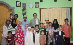 Wabup Suaib Mansur Berbagi Kebahagiaan dengan Anak Panti Asuhan Elkaesa Nurul Iman Bungadidi