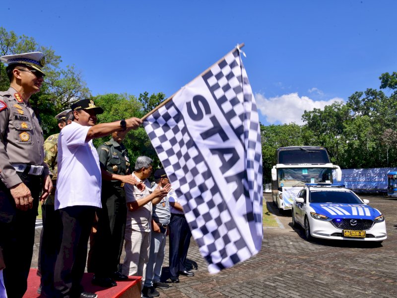 Penjabat Gubernur Sulsel Lepas 500 Peserta Mudik Gratis, Beri Bantuan Paket Sembako