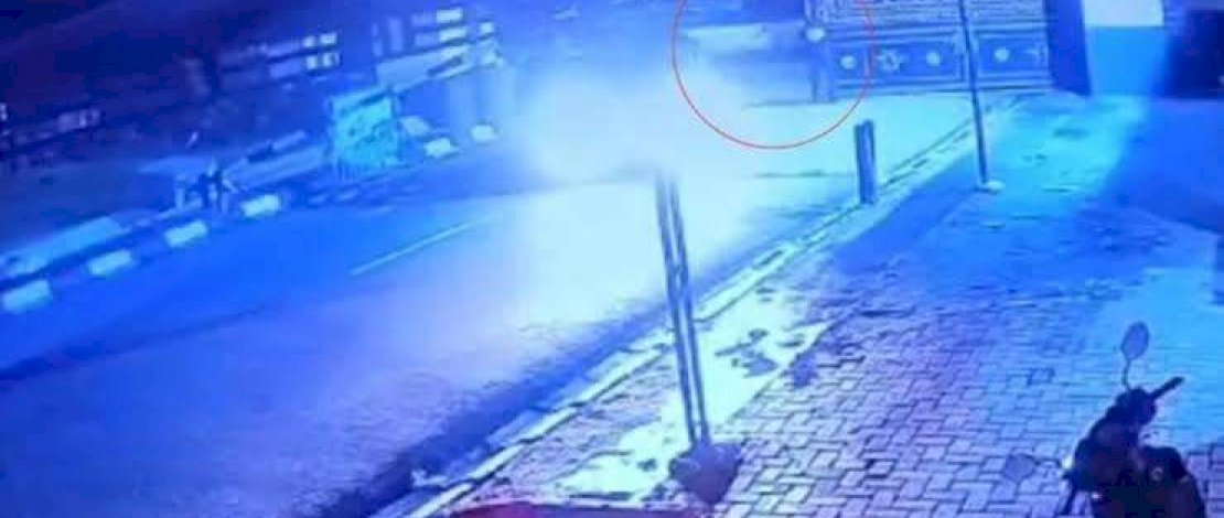 Foto tangkap layar CCTV sekitar Mapolda Lampung, detik-detik diserang OTK, Sabtu (6/4/2024). 