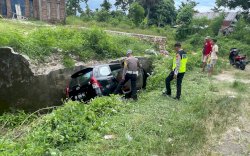 Kecelakaan Tunggal di Poros Makassar-Jeneponto, Toyota Avanza Terjun ke Got Besar 