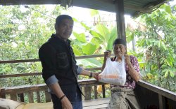  Pj. Bupati Takalar Salurkan Paket Sembako ke Lansia di Manongki