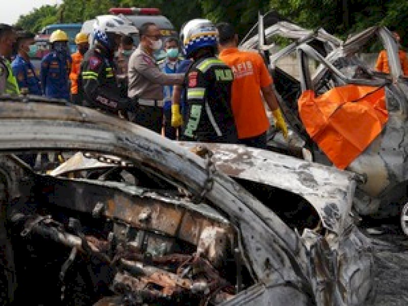 Tewaskan 12 Orang, Polisi Libatkan Kemenhub dan KNKT Investigasi Kecelakaan Maut di Tol Cikampek