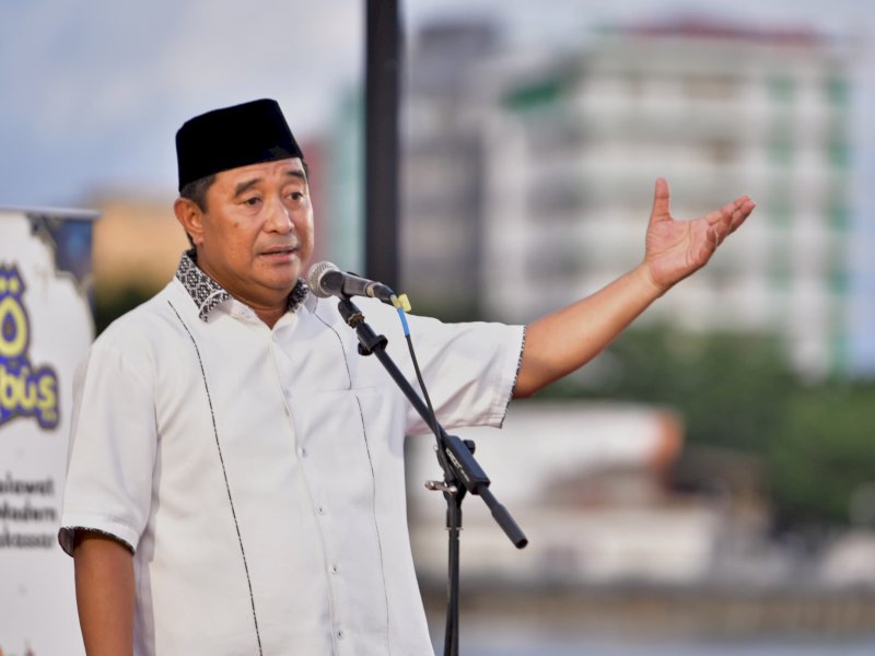 Pj Gubernur Bahtiar dan Keluarga Salat Id di Masjid Kubah 99 Asmaul Husna