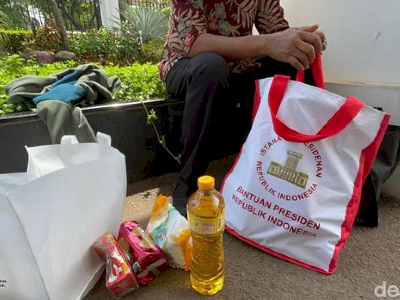 Jokowi Bagi Sembako Lebaran di Istana, Apa Saja Isinya? 