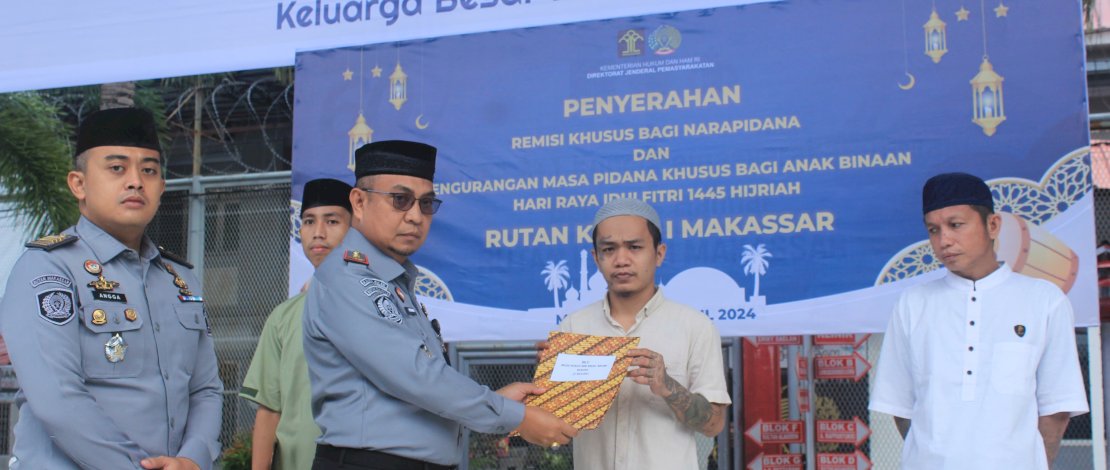 Penyerahan remisi diberikan langsung oleh Kepala Rutan Kelas I Makassar, Jayadikusumah setelah pelaksanaan salat Id yang berlangsung di lapangan olahraga, Rabu, 10 April 2024.