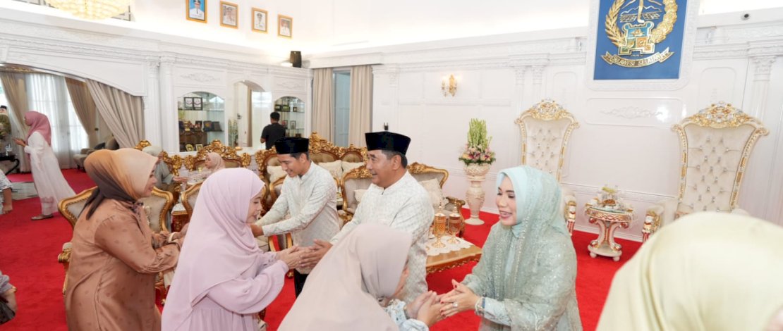 Penjabat Gubernur Sulsel, Bahtiar Baharuddin, membuka pintu rumah jabatannya untuk menyambut masyarakat dan juga pejabat dan para tokoh Sulsel.