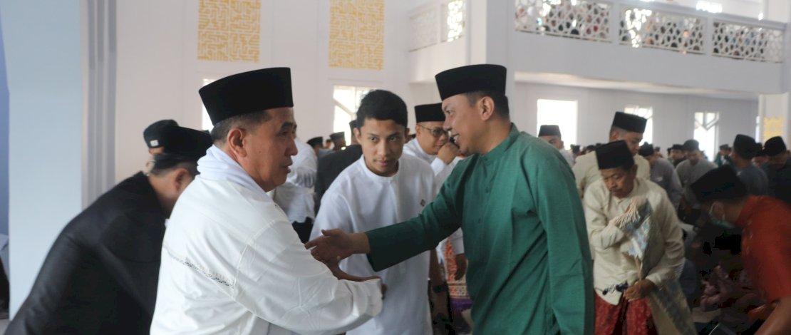 Bupati Kepulauan Selayar Muh. Basli Ali bersama Ketua TP PKK Andi Dwiyanti Musrifah Basli dan keluarga melaksanakan Salat Idulfitri 1445 H di Mesjid Rahmatan Lil Alamin Kecamatan Benteng, Rabu, 10 April 2024. Bupati Kepulauan Selayar Muh. Basli Ali bersama Ketua TP PKK Andi Dwiyanti Musrifah Basli dan keluarga melaksanakan Salat Idulfitri 1445 H di Mesjid Rahmatan Lil Alamin Kecamatan Benteng, Rabu, 10 April 2024.