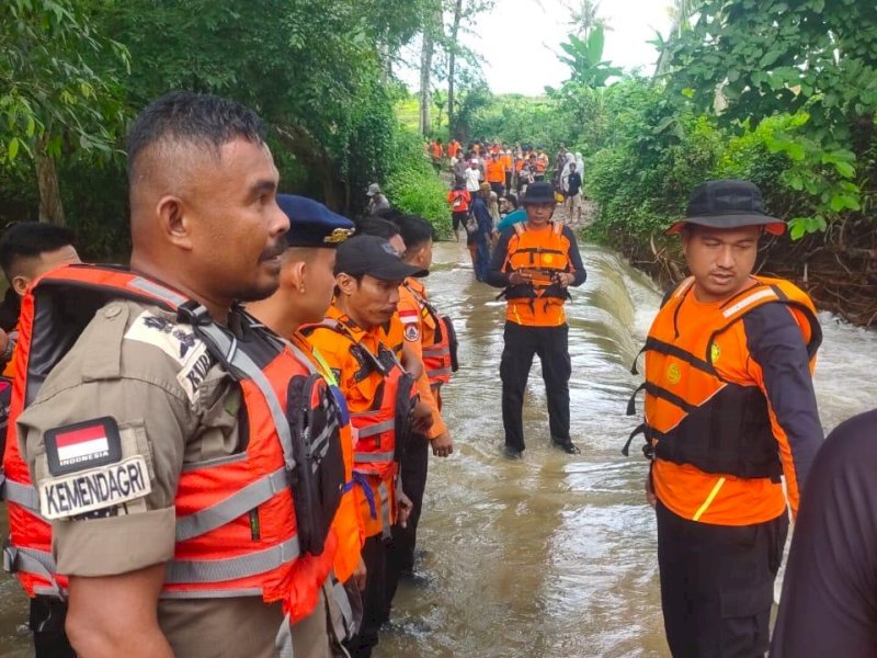 Daya Tenggelam, SAR Brimob Bone Turun Lakukan Pencarian 