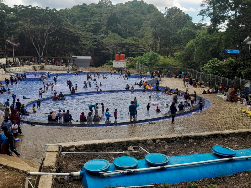 Libur Lebaran,  Permandian Air Panas Lejja Soppeng Diserbu Pengunjung