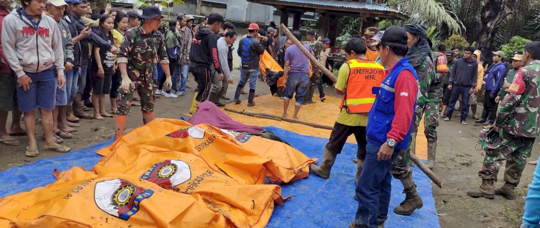 Bencana longsor kembali terjadi di Sulsel. Kali ini di Tana Toraja, dan mengakibatkan 18 warga meninggal dunia, sementara 2 lainnya masih dalam pencarian. Bencana longsor kembali terjadi di Sulsel. Kali ini di Tana Toraja, dan mengakibatkan 18 warga meninggal dunia, sementara 2 lainnya masih dalam pencarian.
