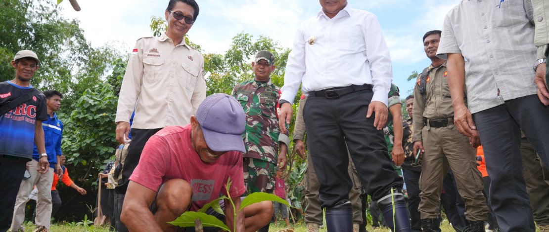 Masyarakat Antusias Peringati Hari Bumi, Dukung Penanaman Pohon Serentak yang Diinisiasi Pj Gubernur Bahtiar Masyarakat Antusias Peringati Hari Bumi, Dukung Penanaman Pohon Serentak yang Diinisiasi Pj Gubernur Bahtiar
