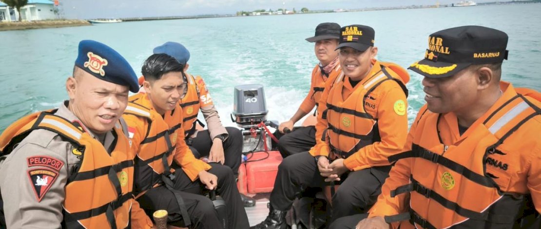 Danyon Brimob Bone dan Kepala SAR Makassar Kompak Pantau Pelabuhan Penyeberangan Bajoe Danyon Brimob Bone dan Kepala SAR Makassar Kompak Pantau Pelabuhan Penyeberangan Bajoe