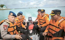 Danyon Brimob Bone dan Kepala SAR Makassar Kompak Pantau Pelabuhan Penyeberangan Bajoe